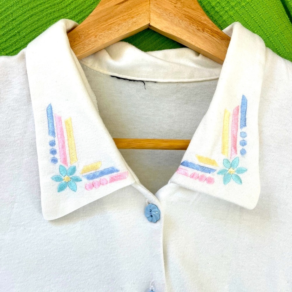 2/$50 🌸 Vintage White Blouse with Pastel Embroidery
